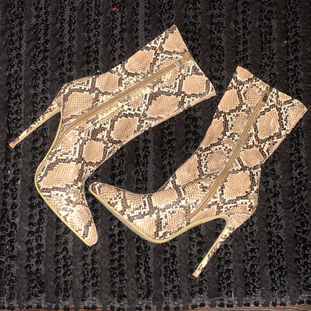 🍒NWOB🍒Simmi Snakeskin print boots🍒